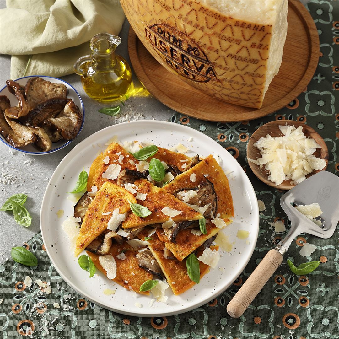 Kichererbsen-„Farinata“ mit Auberginen in Öl und gehobeltem Grana Padano Riserva