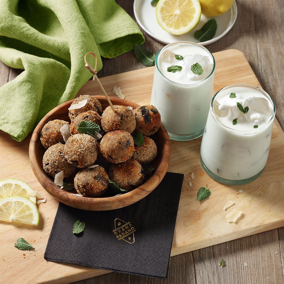 Kefir mit Eis, Minze und Zitrone, alkoholfrei und Auberginen-Bällchen mit Grana Padano Riserva