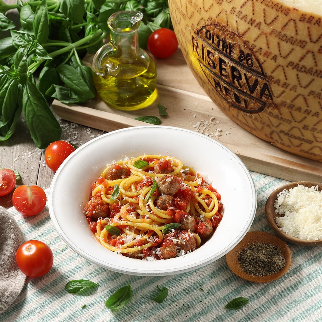Spaghettoni mit Hackfleischbällchen in Tomatensauce und Grana Padano Riserva