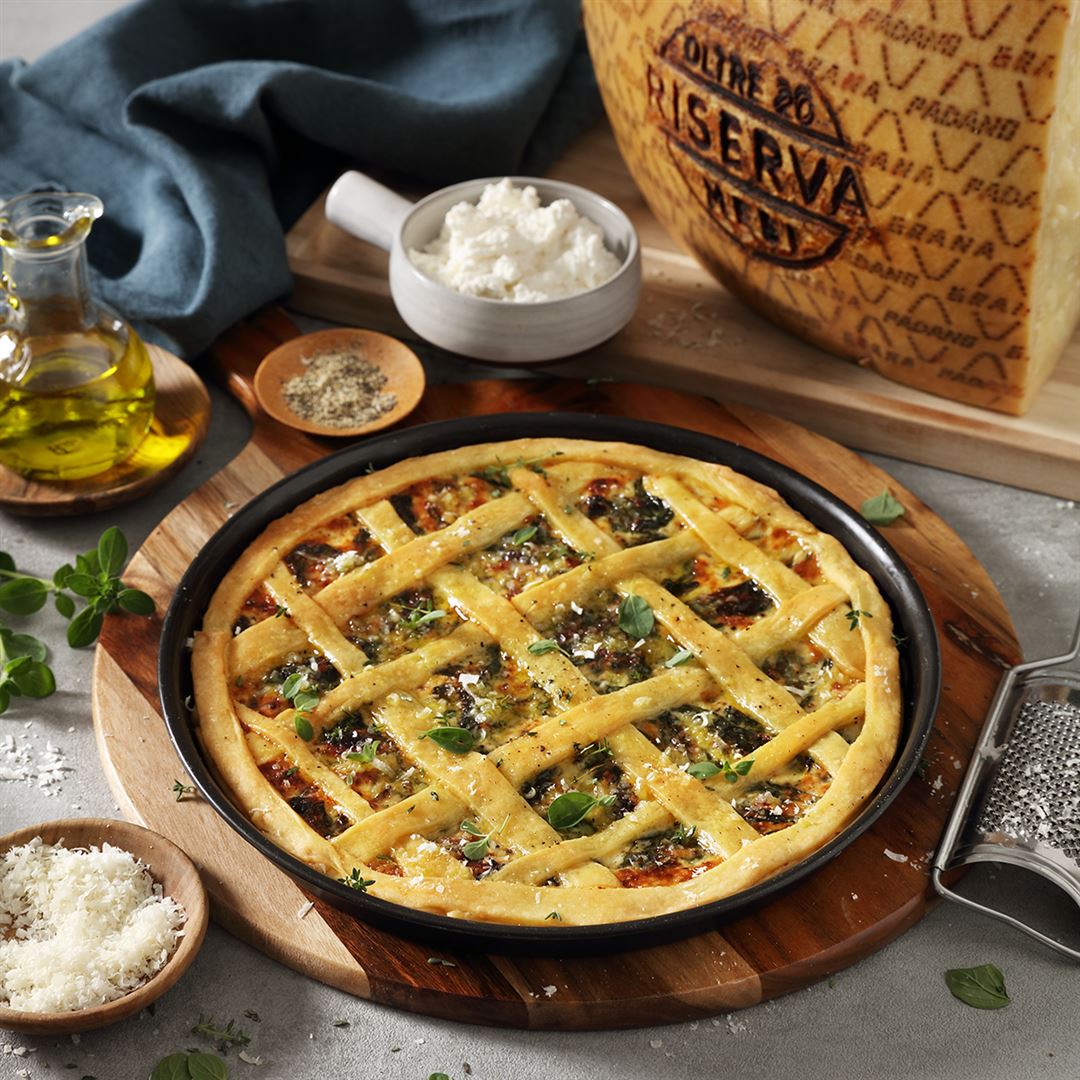 Crostata salata di pasta brisee con cicoria, ricotta e Grana Padano Riserva