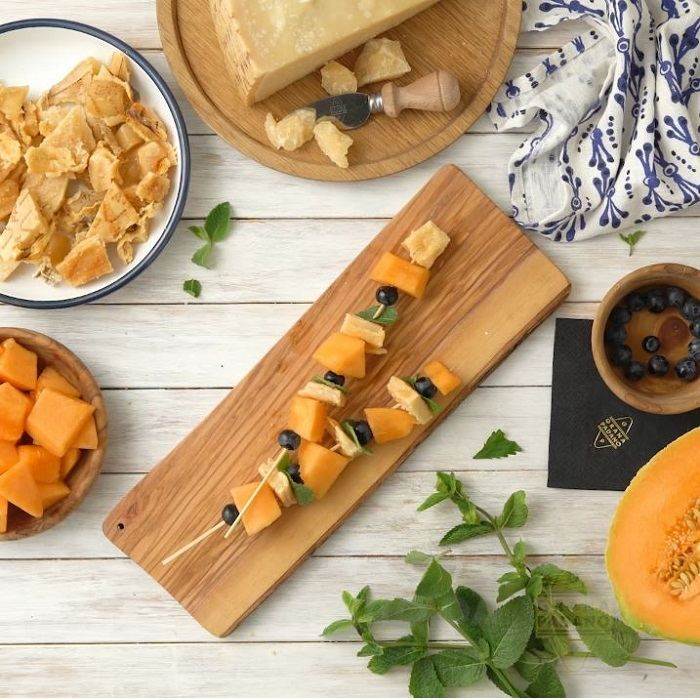 Spiedini di melone, mirtilli, menta e croste grigliate di Grana Padano