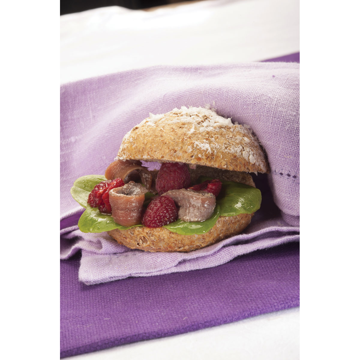Sandwich di segale e Grana Padano, spinaci, acciughe e lamponi