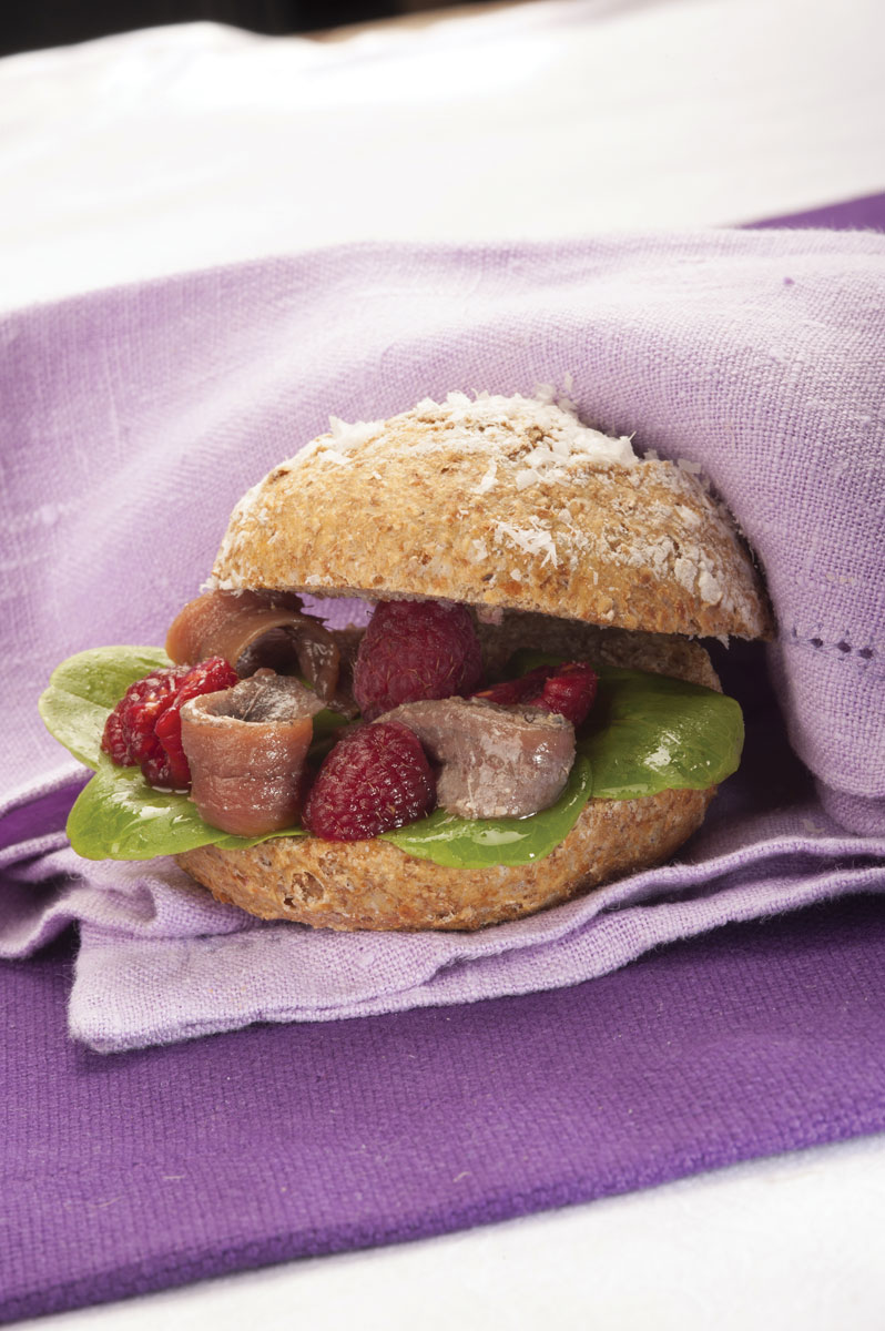 Sandwich au pain de seigle et Grana Padano, épinards, anchois et framboises