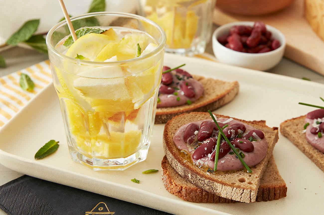 Sangria blanche non alcoolisée et croûtons de pain de seigle avec houmous et fromage Grana Padano 