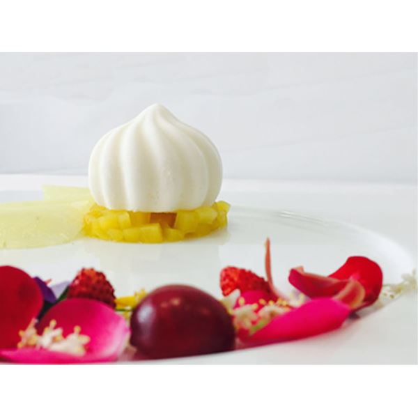 Semifreddo di Grana Padano, pesca in bassa temperatura, insalata di fiori e frutta
