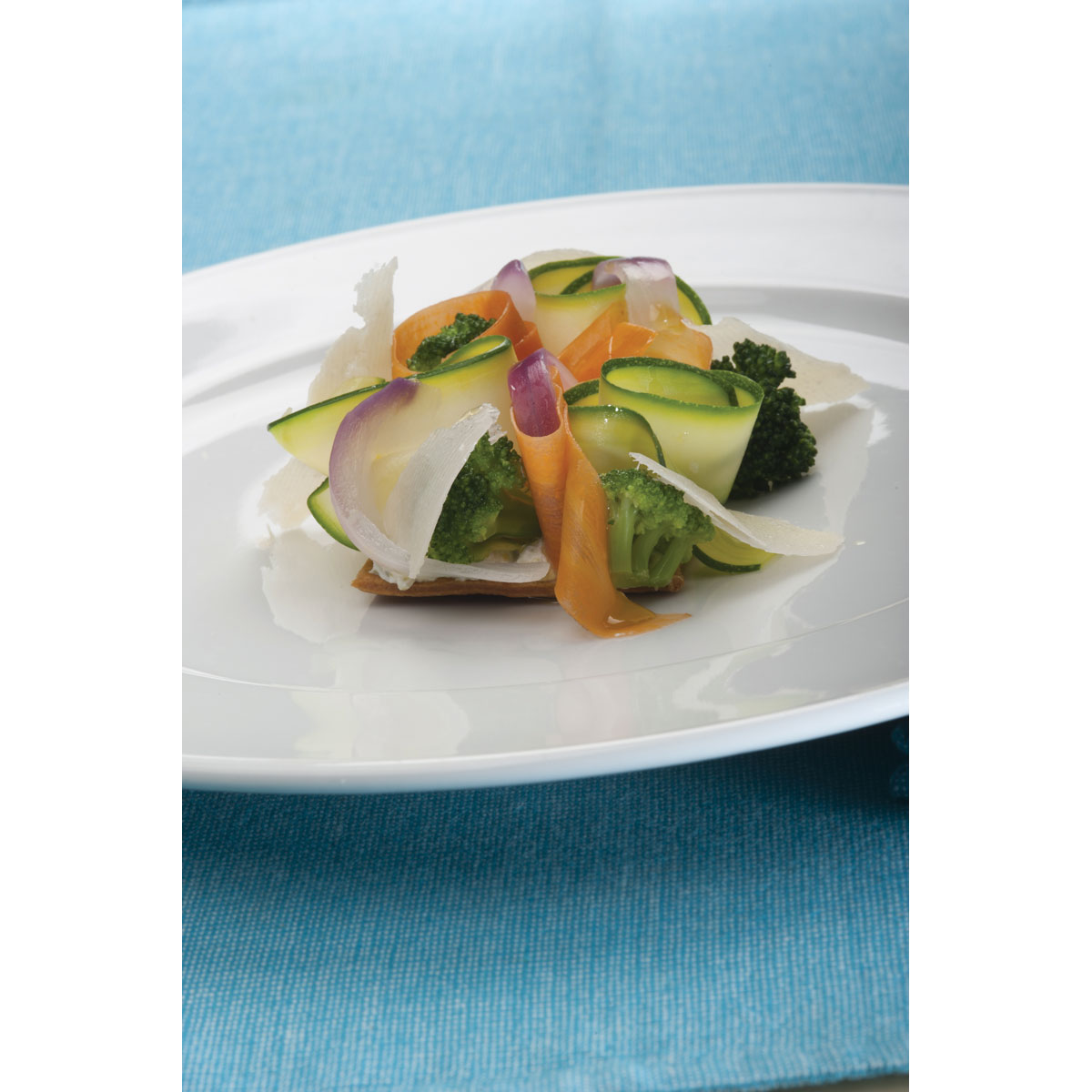 Sfogliatina al Grana Padano, verdure cotte e crude, ricotta mantecata