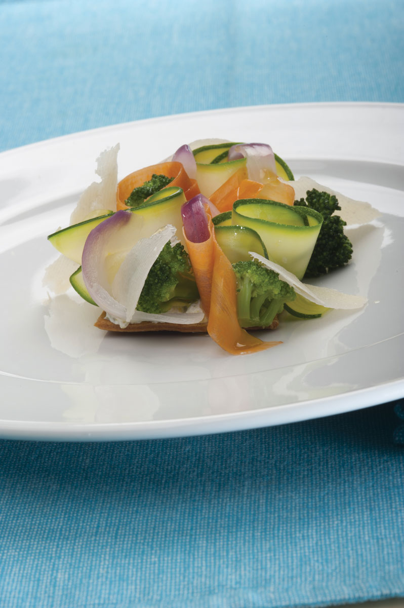 Sfogliatina al Grana Padano, verdure cotte e crude, ricotta mantecata