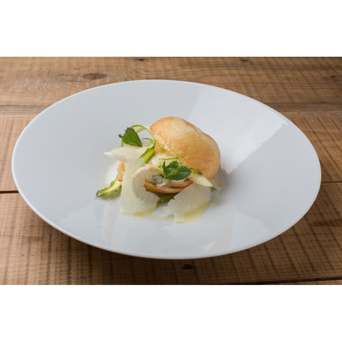 Sfogliatina di asparagi bianchi con insalata di asparagi verdi e Grana Padano