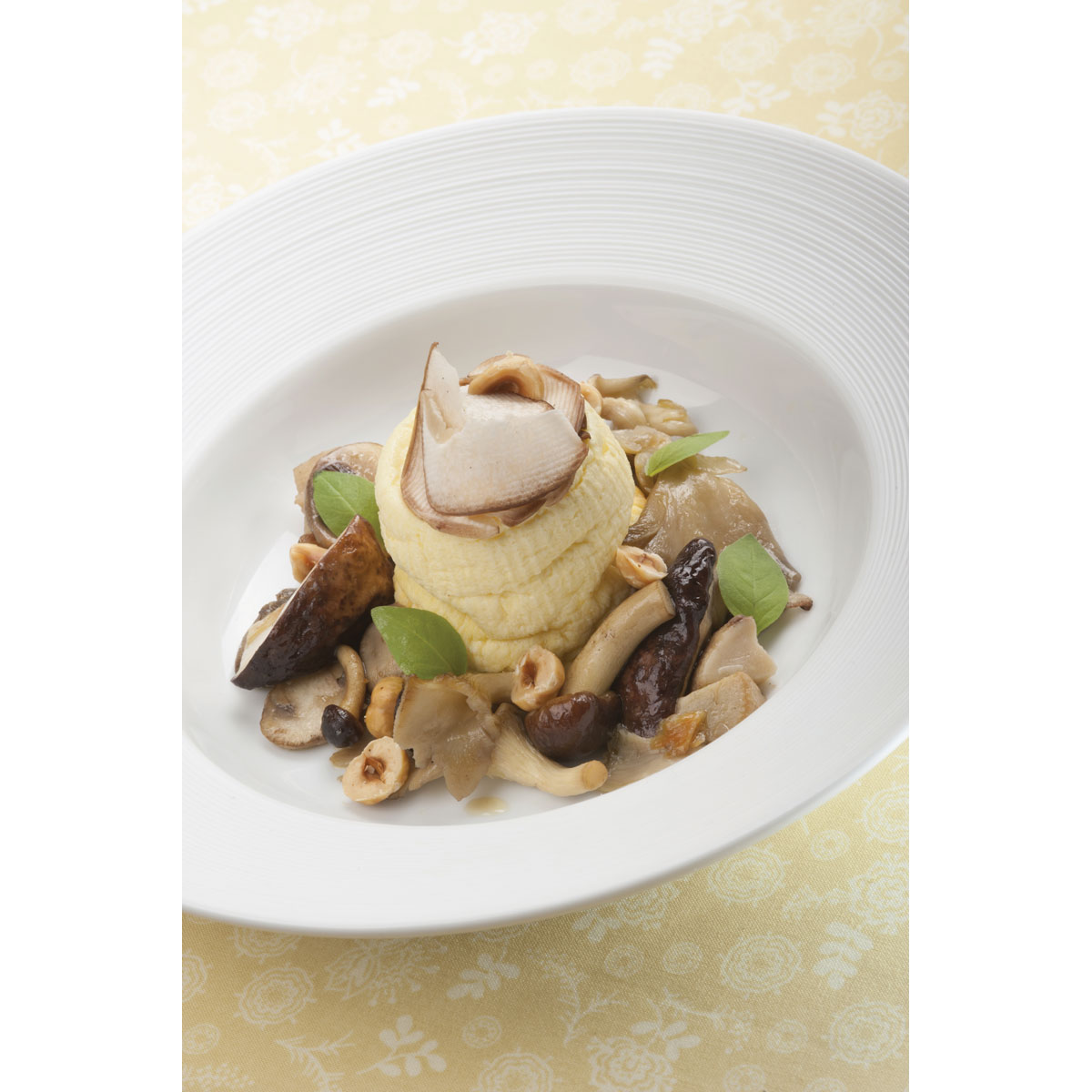 Sformato di Grana Padano e nocciole, funghi cotti e crudi