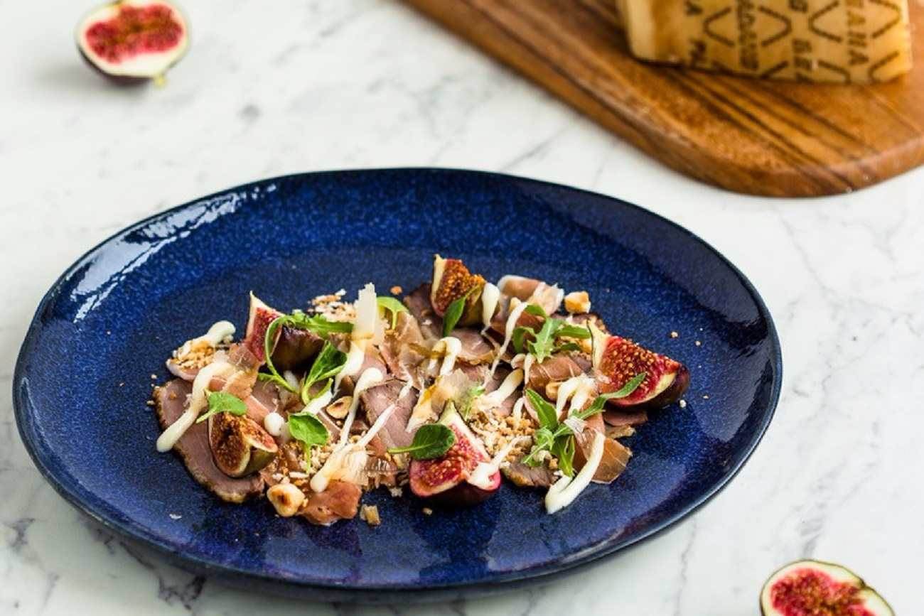 Smoked duck breast salad with Grana Padano sauce, hazelnuts and bonito