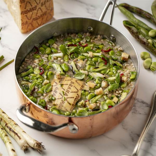 Zuppa di Grana Padano, farro e fave