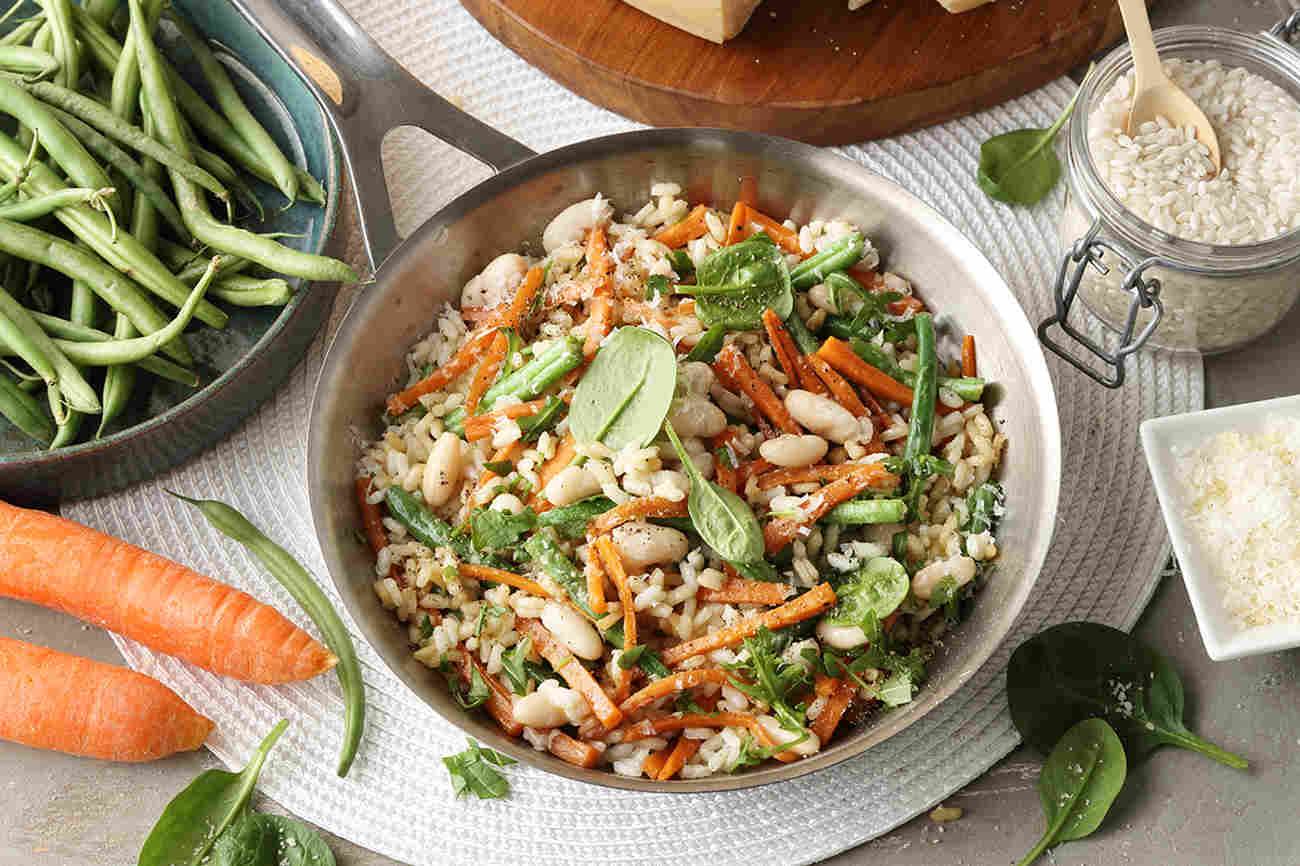 Reis mit Frühlingsgemüse, grünen Bohnen, Karotten, Cannellini-Bohnen und Grana Padano 