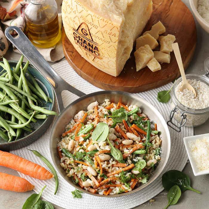 Arroz salteado con verduras: judías verdes, zanahorias, judías blancas y queso Grana Padano