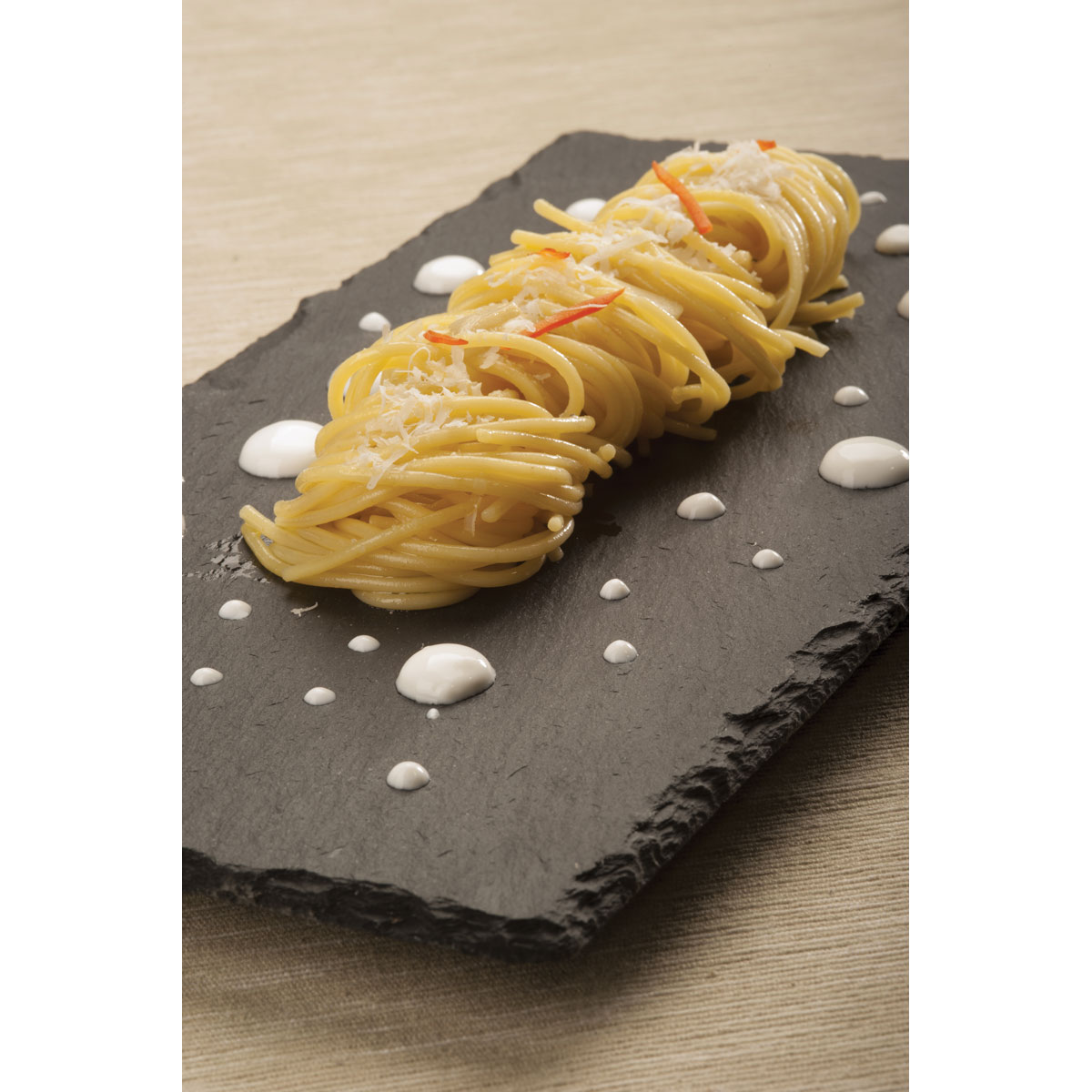 Espaguetis con ajo, aceite y guindilla y crema de Grana Padano