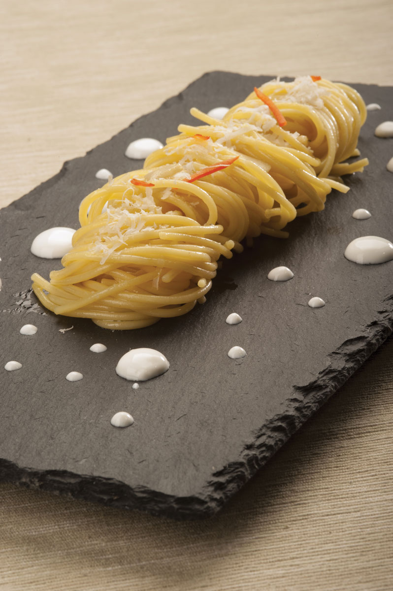 Espaguetis con ajo, aceite y guindilla y crema de Grana Padano