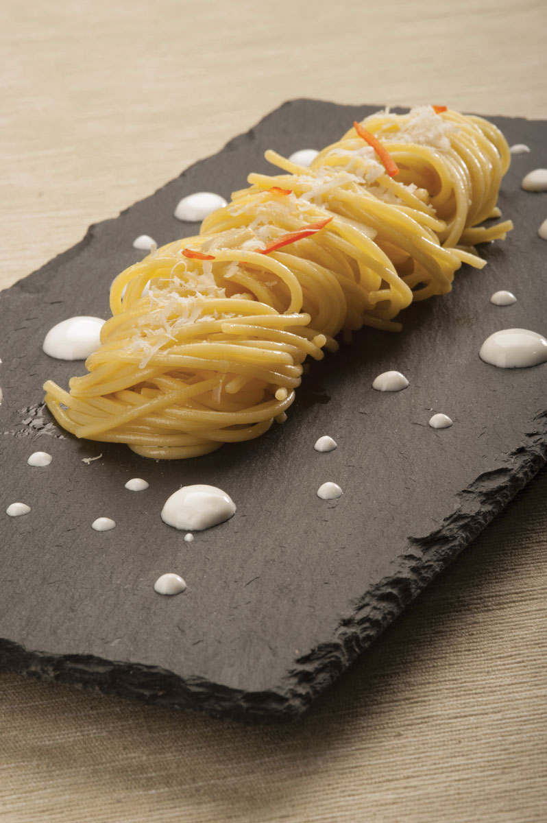 Spaghetti aglio, olio e peperoncino e crema di Grana Padano