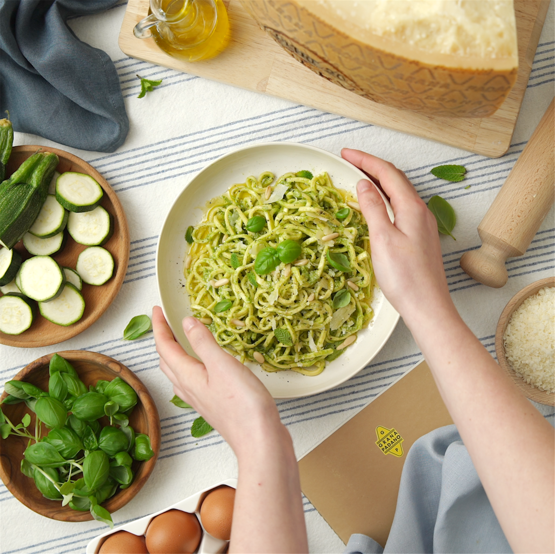 Spaghetti alla chitarra fatti a mano, pesto di zucchine e menta e Grana Padano Riserva