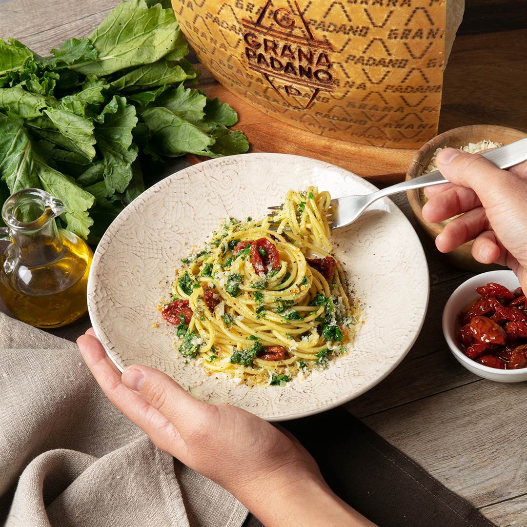 Spaghetti con cime di rapa, pomodorini secchi e Grana Padano