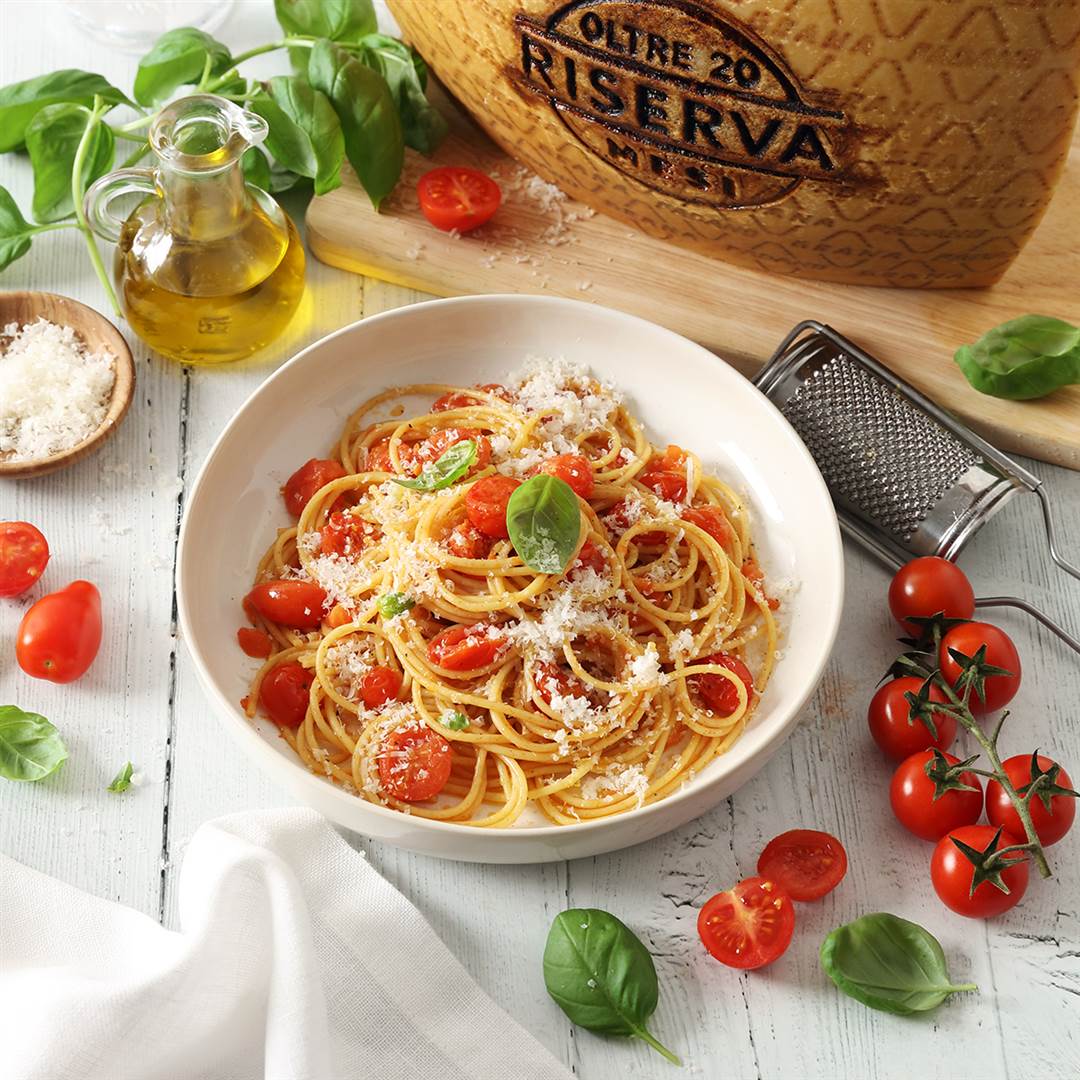 Spaghetti mit frischen Tomaten, Basilikum und Grana Padano Riserva ...