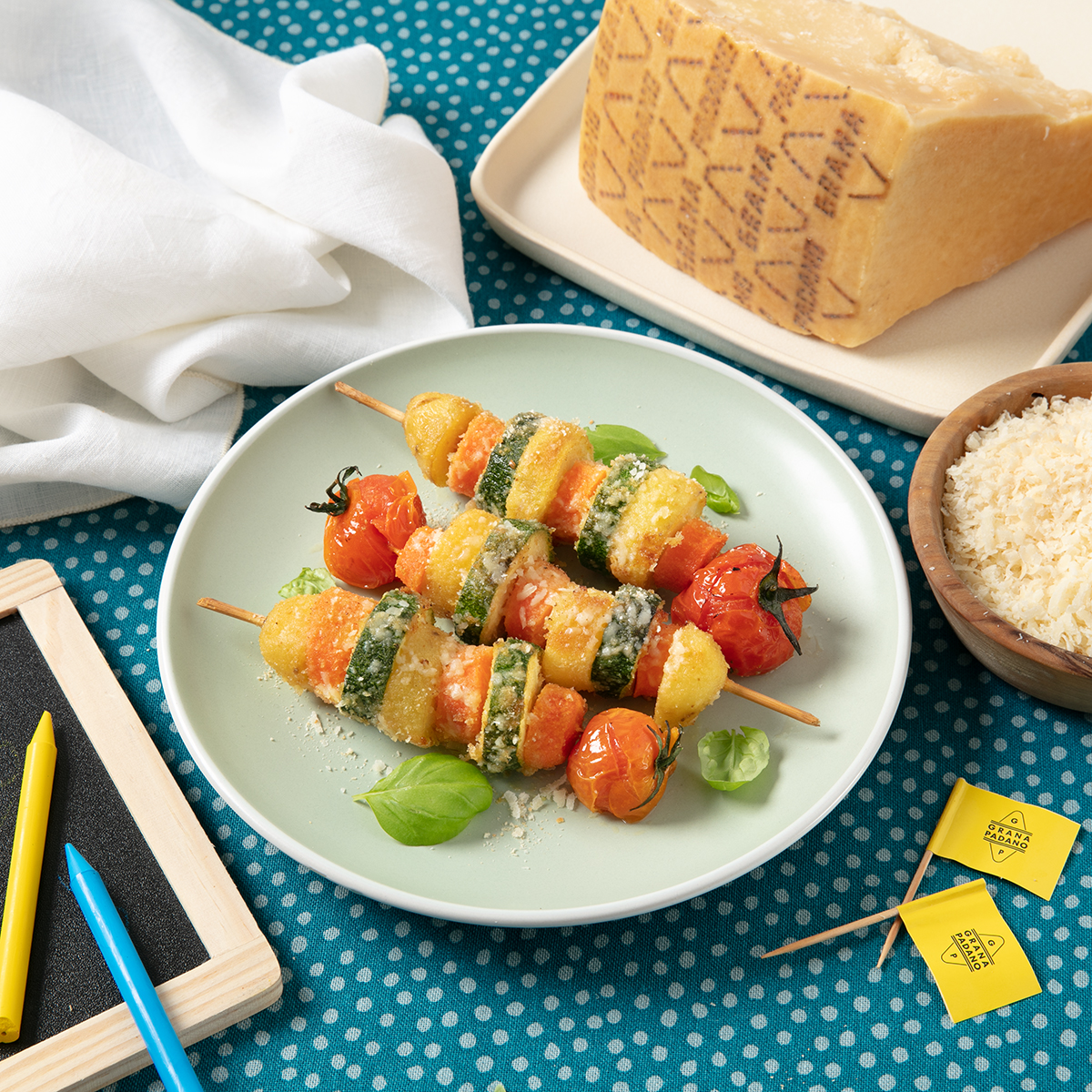 Brochetas gratinadas al horno con verduras, patatas y queso Grana Padano