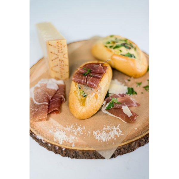 GEBACKENE EIERBOOTE MIT SPINAT, PILZE, GRANA PADANO UND PROSCIUTTO DI SAN DANIELE