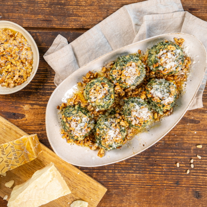 Grana Padano Spinat-Knödel mit Nussbutter & Pinienkernen 