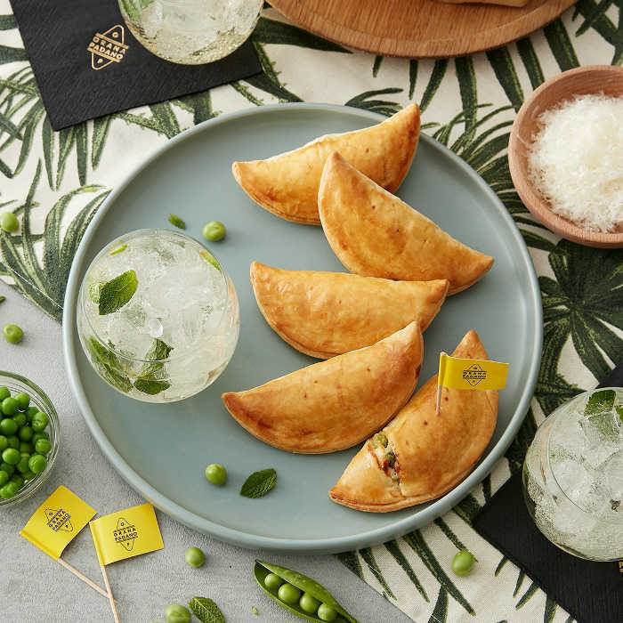 Spritz bianco analcolico allo sciroppo di sambuco e panzerotti con Grana Padano