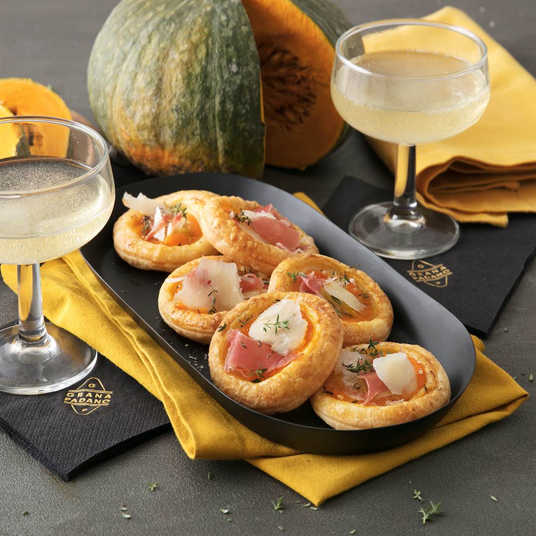 Vino espumoso, mini pizzas de hojaldre con crema de calabaza y Grana Padano Riserva