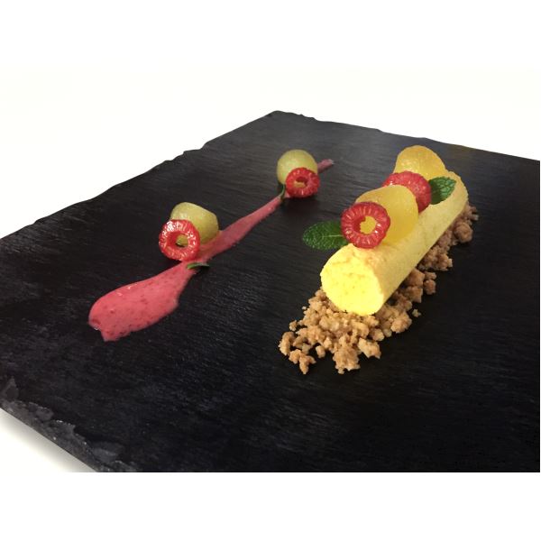Mousse di Grana Padano su letto di crumble, coulis di lampone e mele allo zenzero