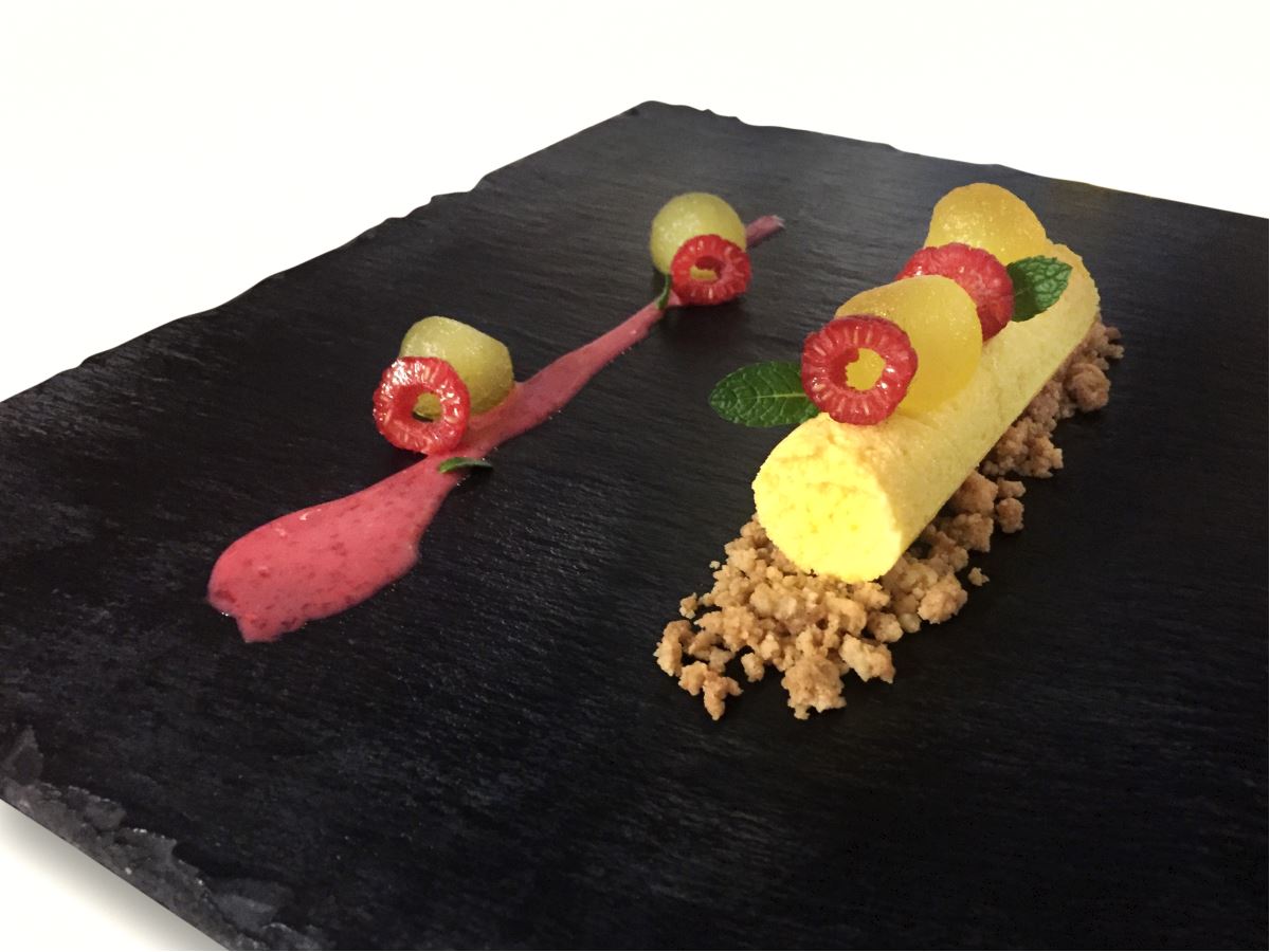 Mousse di Grana Padano su letto di crumble, coulis di lampone e mele allo zenzero