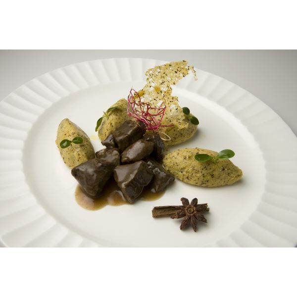 Manzo stufato con quenelles di polenta taragna ai formaggi lombardi