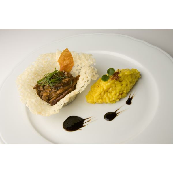 Montone stufato in cestino di Grana Padano con risotto Carnaroli alla milanese