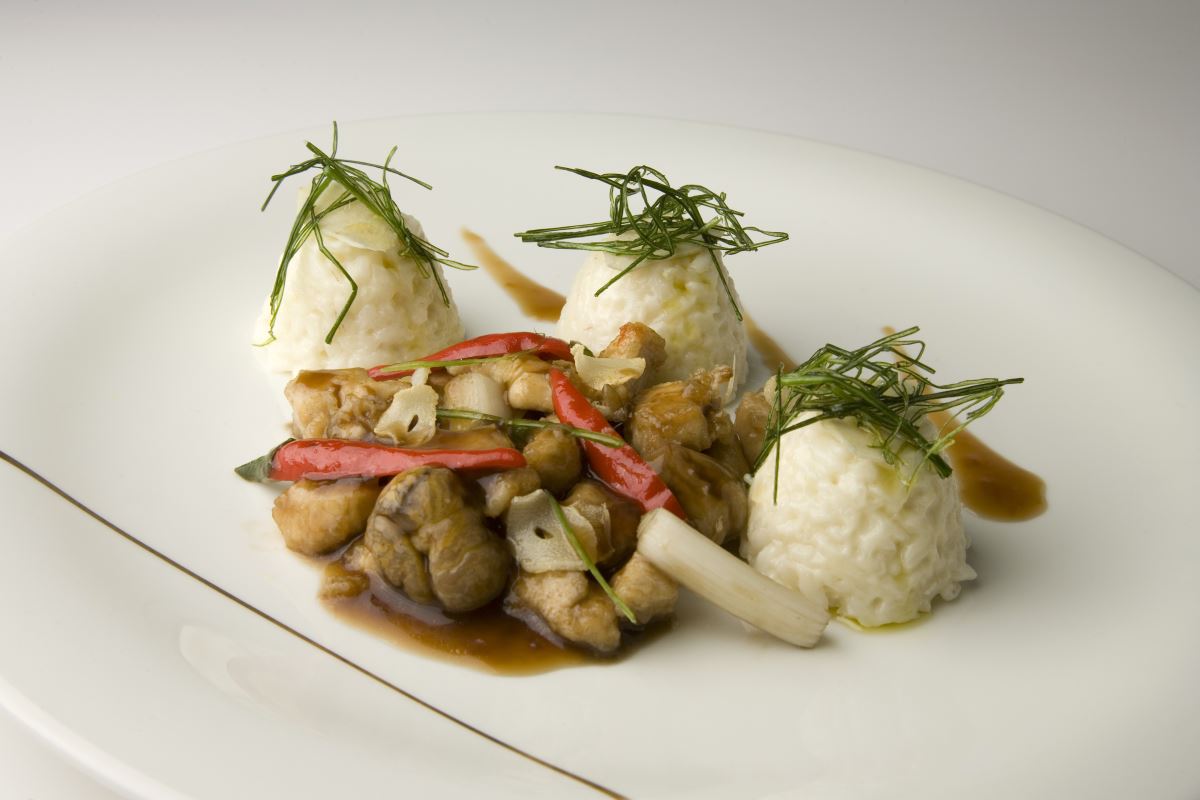 Stir-fried and spicy diced chicken with Carnaroli rice timbale and cheeses 