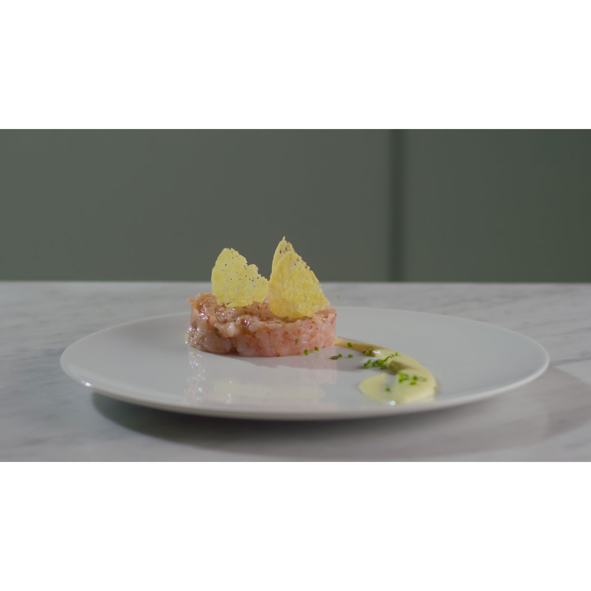 Tartare di gamberi con cialda di Grana Padano e maionese al lime