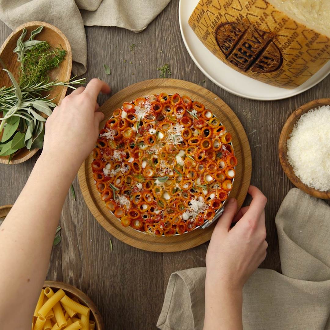 Timballo di maccheroni al sugo di pomodoro, besciamella e Grana Padano