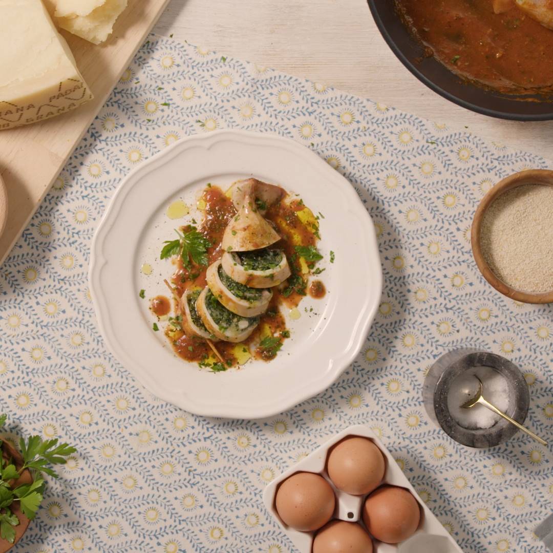 Pfeilkalmare gefüllt mit Babyspinat und Grana Padano, mit feiner Tomatensauce