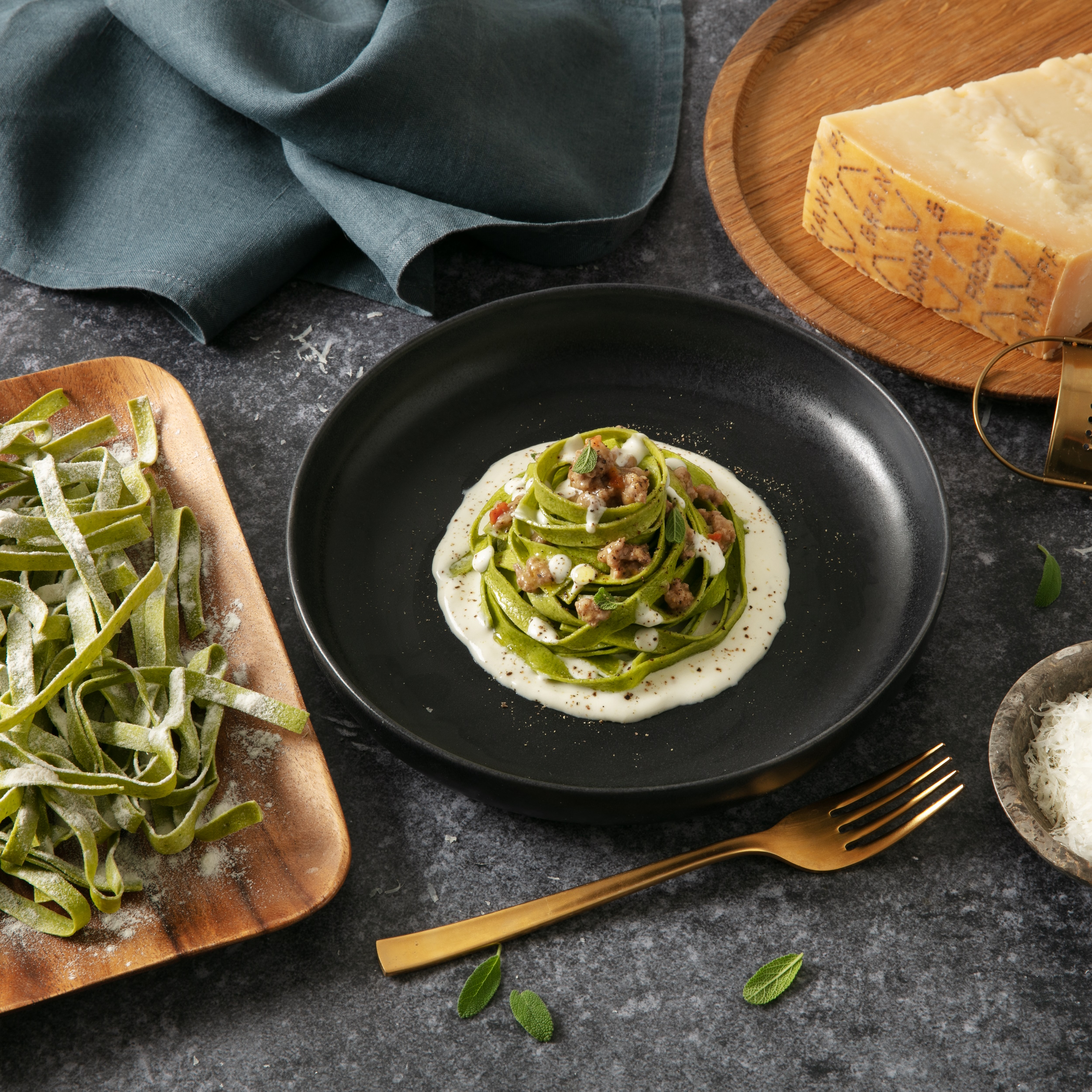 Tagliatelle verdes con ragú blanco con fondue de Grana Padano 