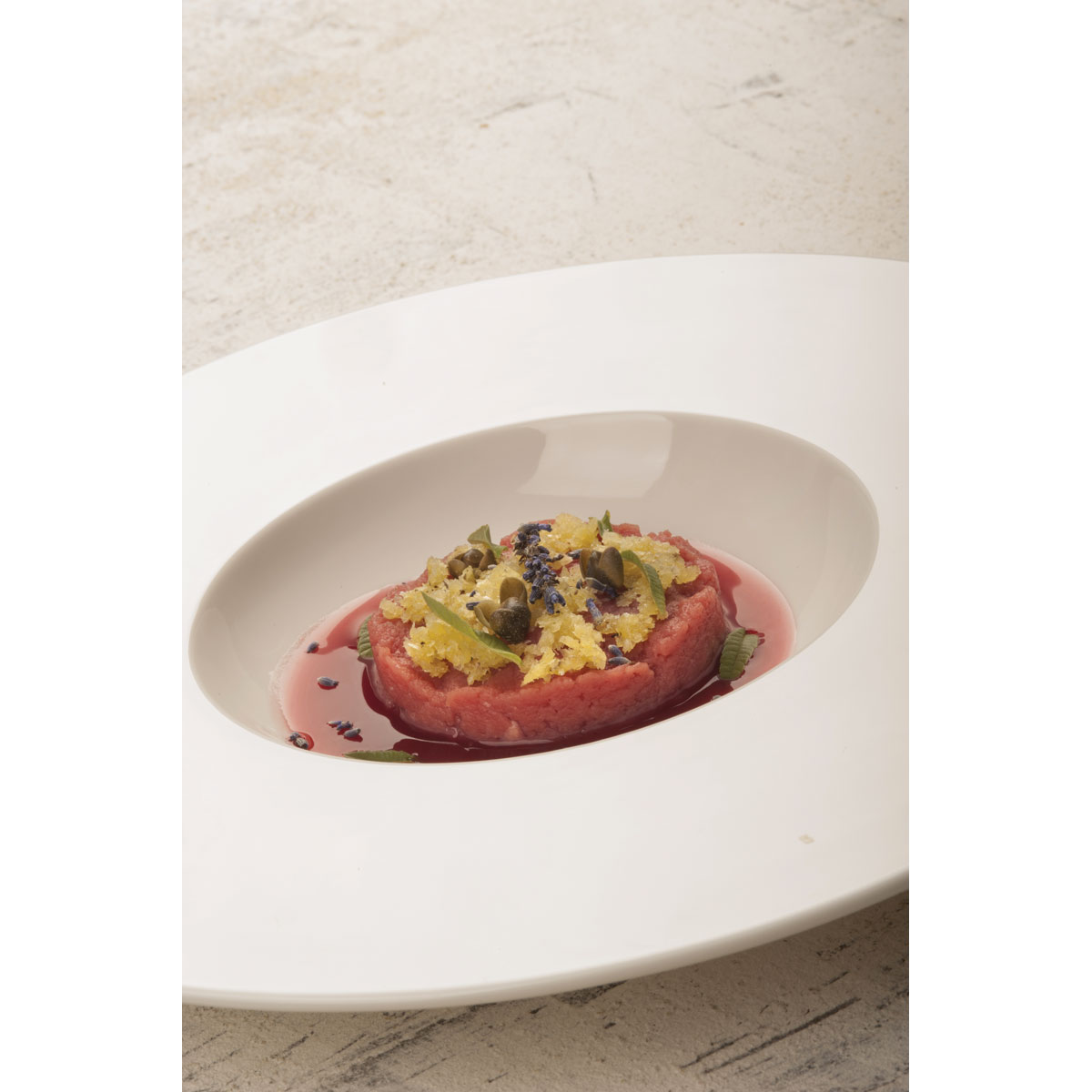 Tartare di scamone, Grana Padano marinato alla lavanda, centrifugato di anguria