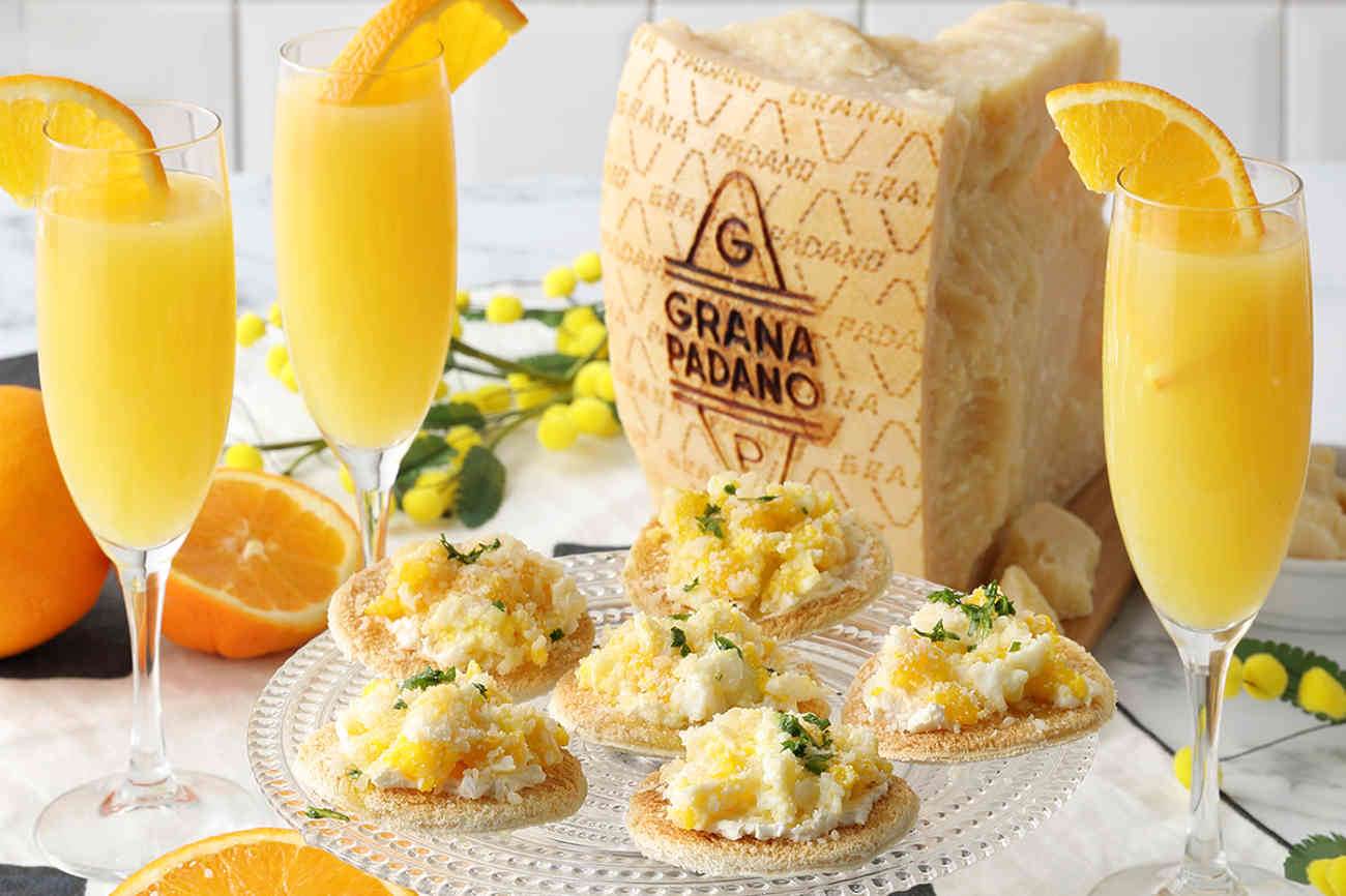 Eier Mini-Toasts und Mimosen-Cocktail für den Weltfrauentag