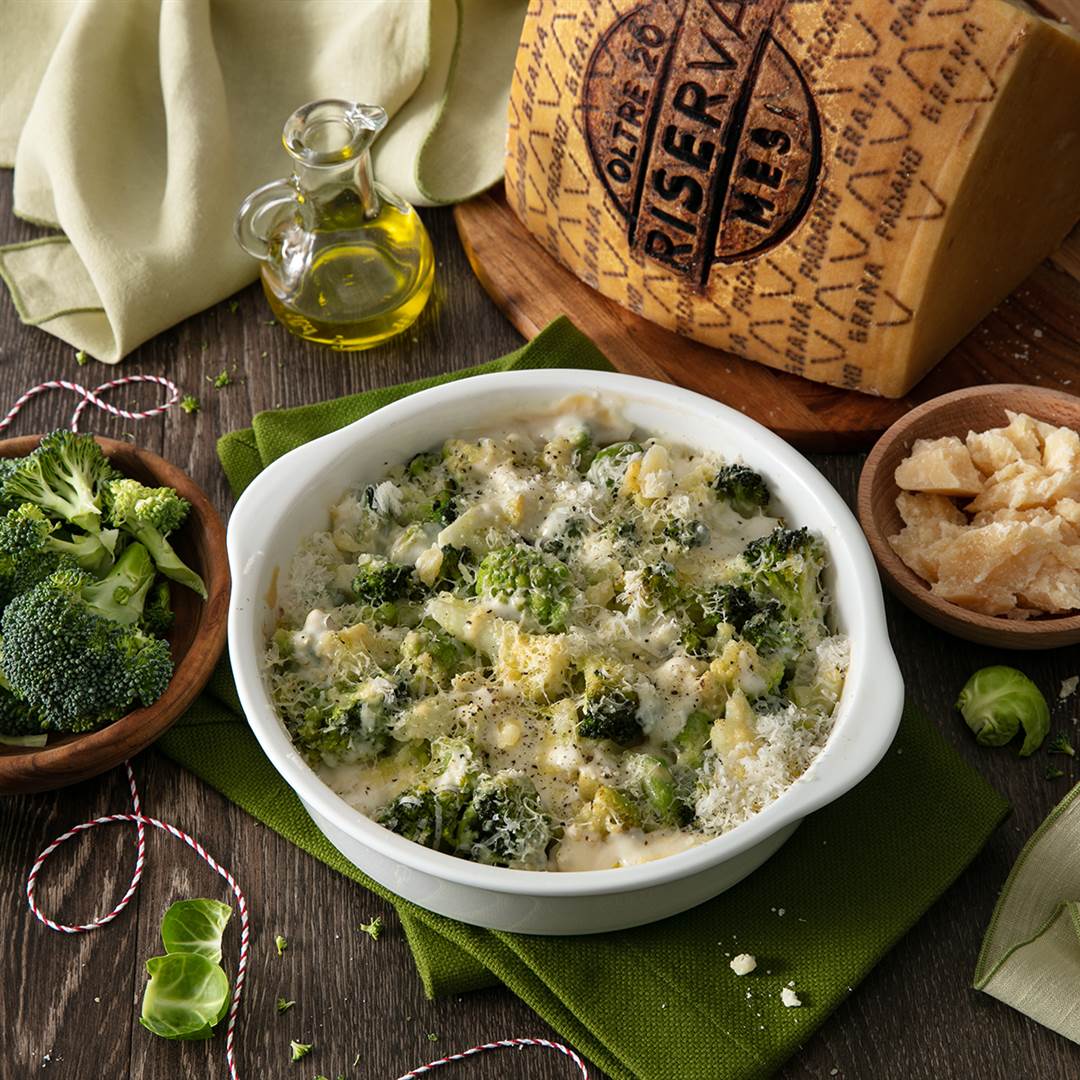 Teglia di broccoli e cavolfiore gratinati al forno, erbe aromatiche e Grana Padano Riserva