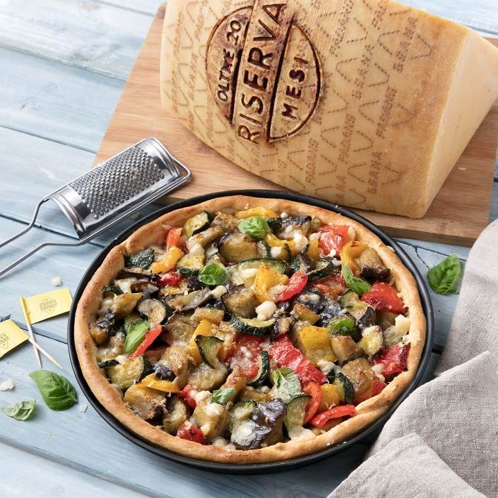 Torta salata con ratatouille di verdure (melanzane, zucchine, peperoni, cipolle) e Grana Padano Riserva.