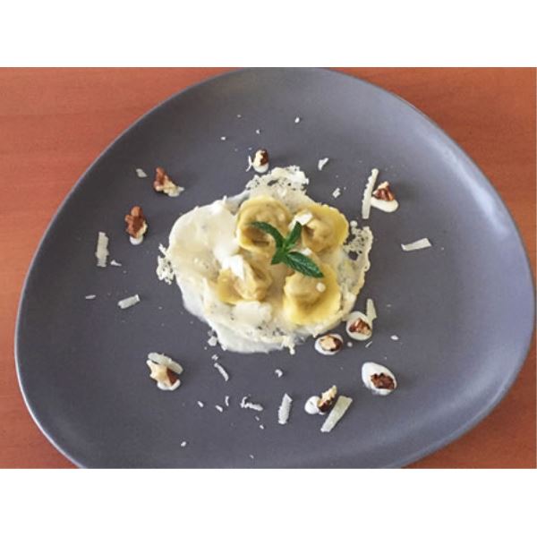 Tortellini ripieni di melanzana, noci e giuncata, con crema e cialda di Grana Padano