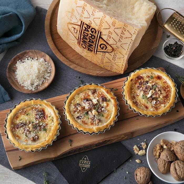 Tortini al formaggio e noci con Grana Padano e timo