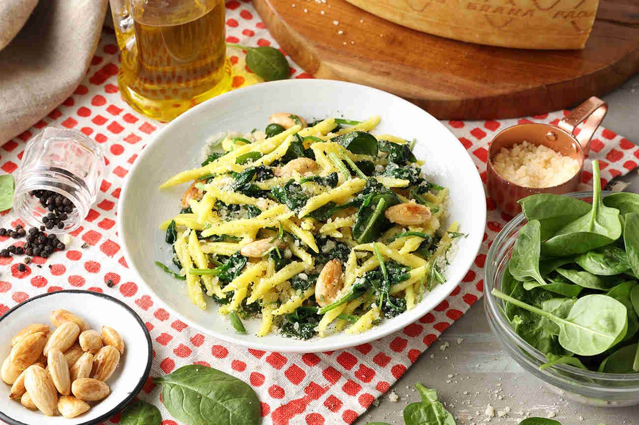 Trofie mit in der Pfanne geschwenktem Spinat, Mandeln und Grana Padano „Riserva“ 