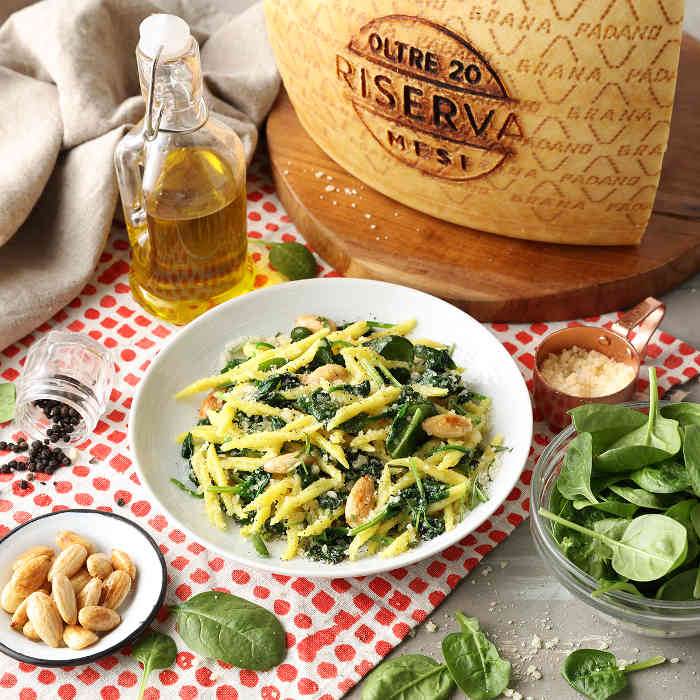 Trofie con spinaci saltati, mandorle e Grana Padano Riserva 