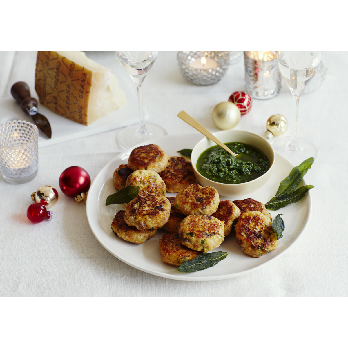 WEIHNACHTS-KNÖDELCHEN MIT GRANA PADANO BRUNNENKRESSE DIP
