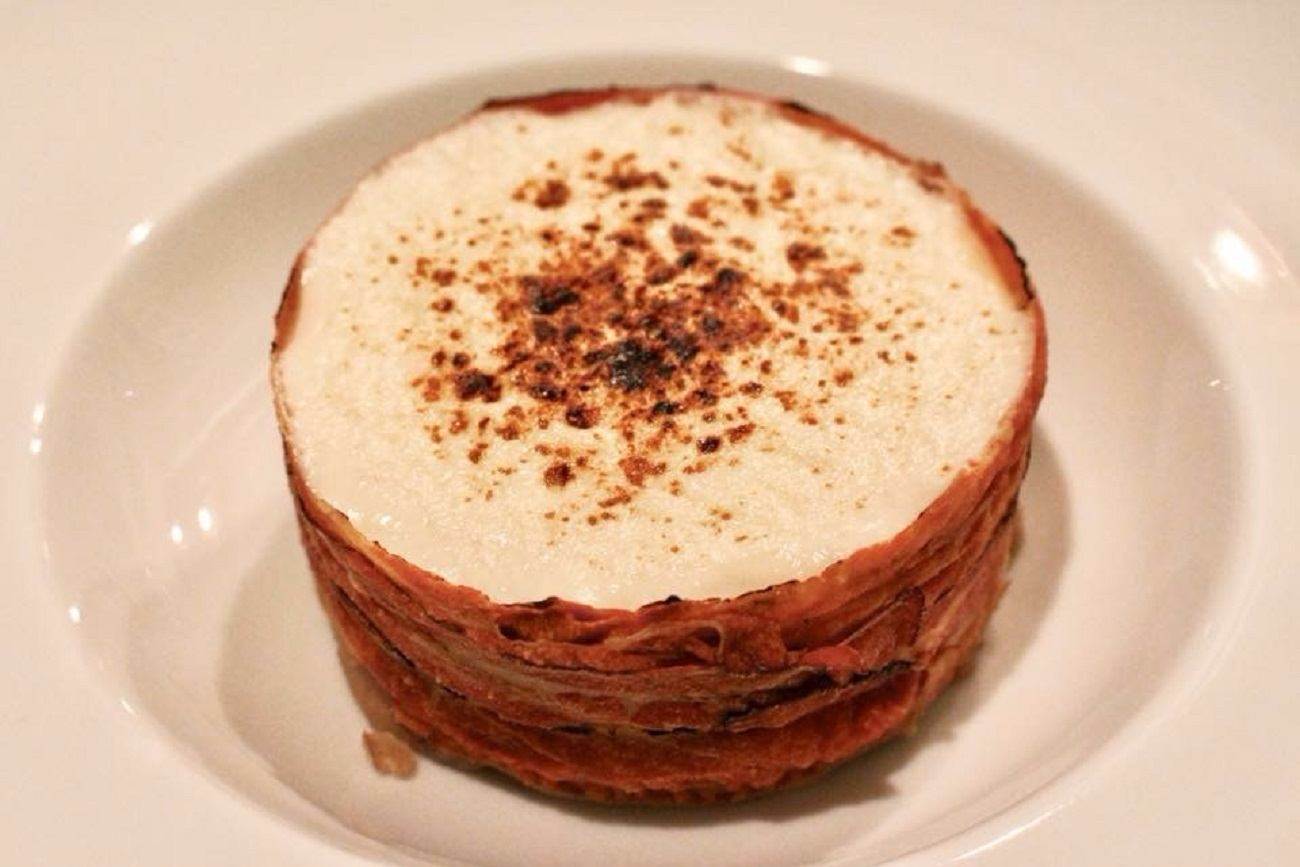 Uovo di selva cotto a bassa temperatura con pancetta croccante, castagne, indivia e spuma di Grana Padano bruciata