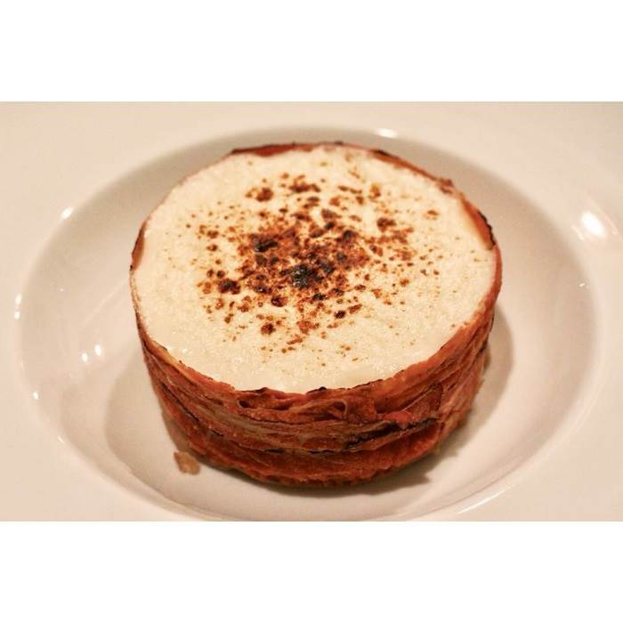 Uovo di selva cotto a bassa temperatura con pancetta croccante, castagne, indivia e spuma di Grana Padano bruciata