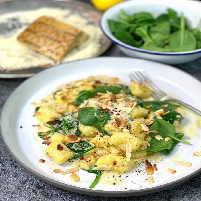 Selbstgemachte Gnocchi mit Grana Padano, Knoblauch und cremigem Spinat
