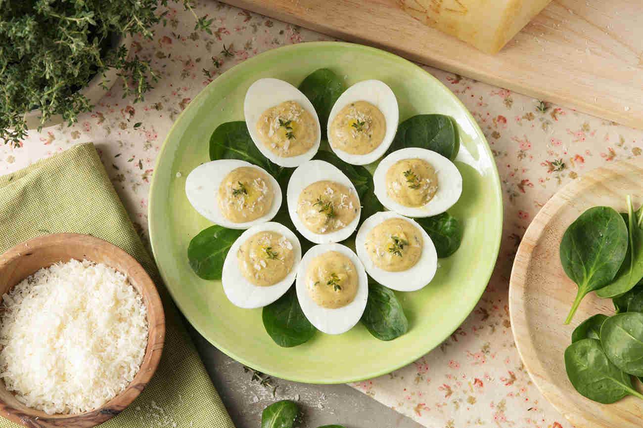 Hart gekochte Eier gefüllt mit Grana Padano Mousse und aromatischen Kräutern 